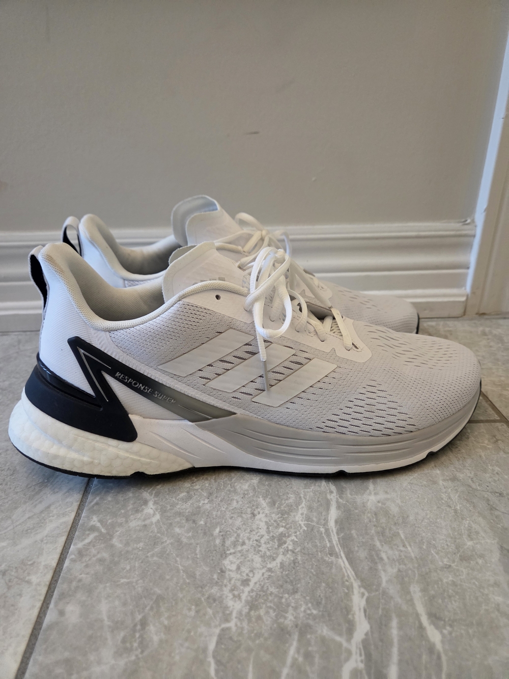 adidas Men’s White Response Running Shoes Size 13